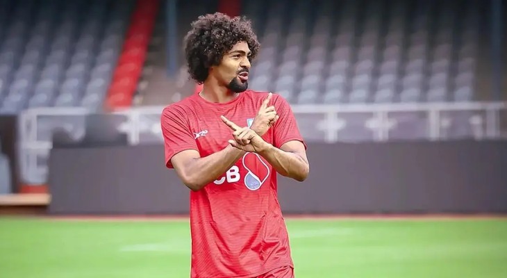 সস্ত্রীক ঢাকা ছাড়লেন হামজা চৌধুরী